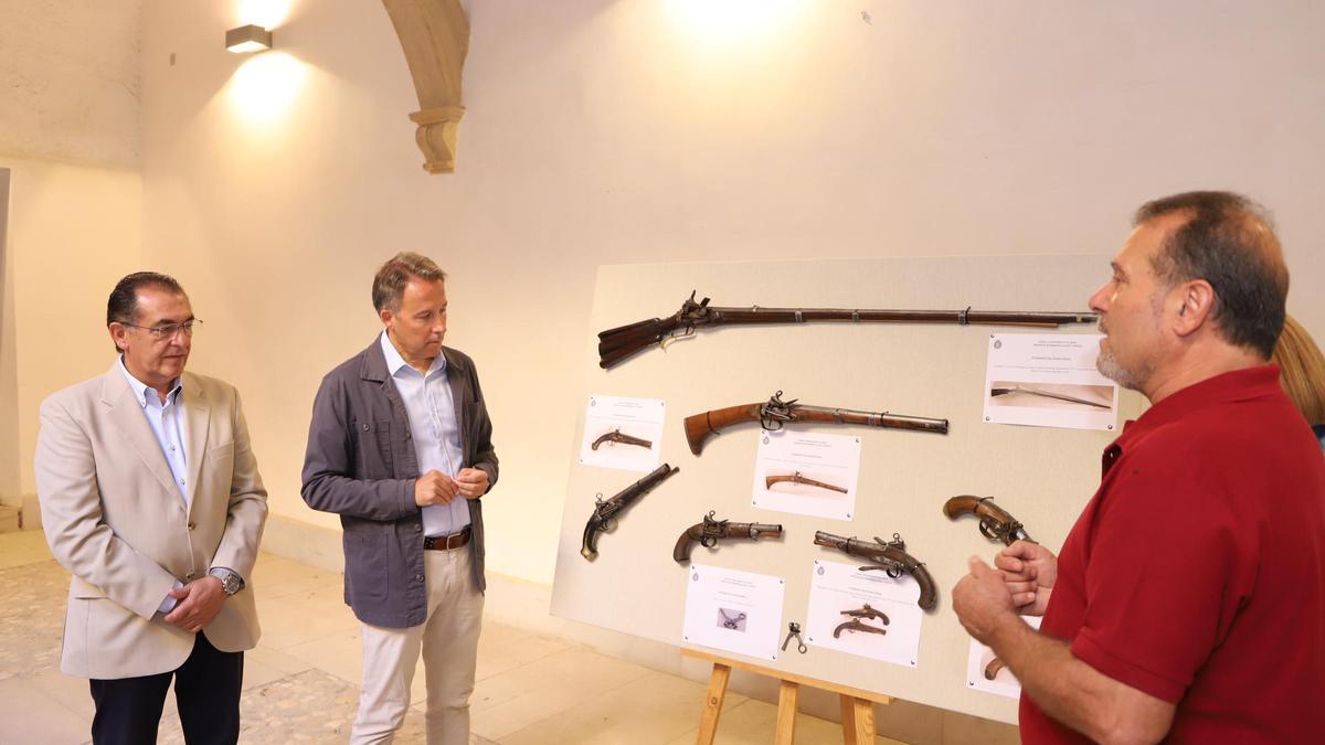 Antonio García Rico explica a Fulgencio Gil, Santiago Parra y Rosa Medina los trabajos llevados a cabo para la restauración de las armas.