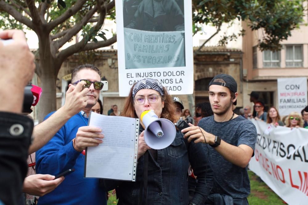 Más de 500 personas protestan por el cierre de Megasport y por el Caso Cursach