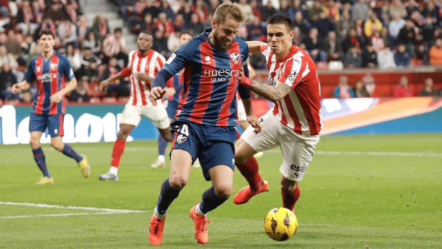 El bisturí del Sporting-Huesca: la batalla por el &quot;9&quot; se calienta a la espera de Mario González