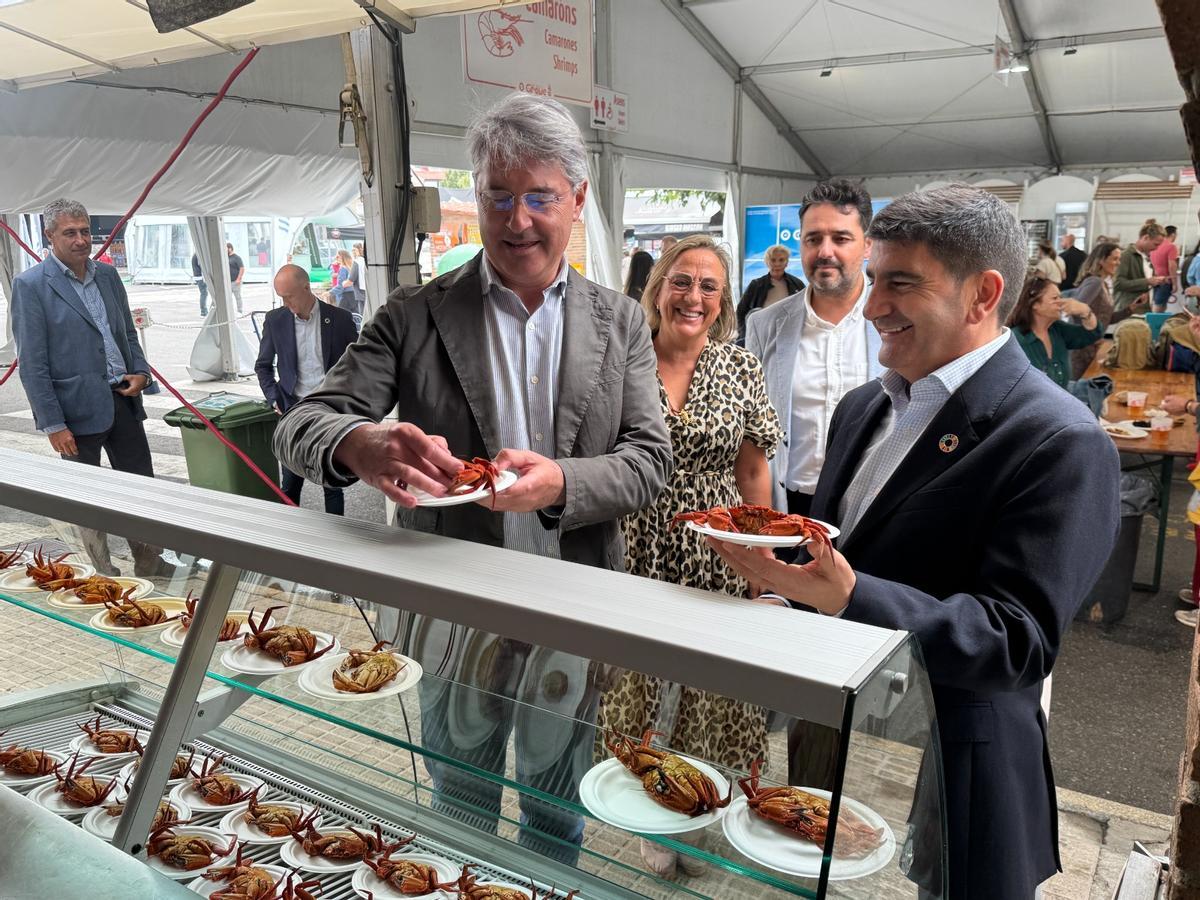 El delegado del Gobierno con el alcalde, ayer en la carpa.
