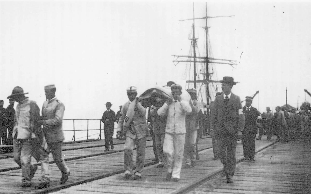 Llegada de supervivientes de la guerra de Cuba al puerto de Vigo en septiembre de 1898