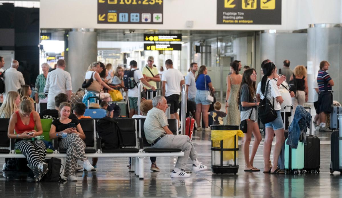 Pasajeros a la espera de su vuelo en el aeropuerto de Tenerife Norte.