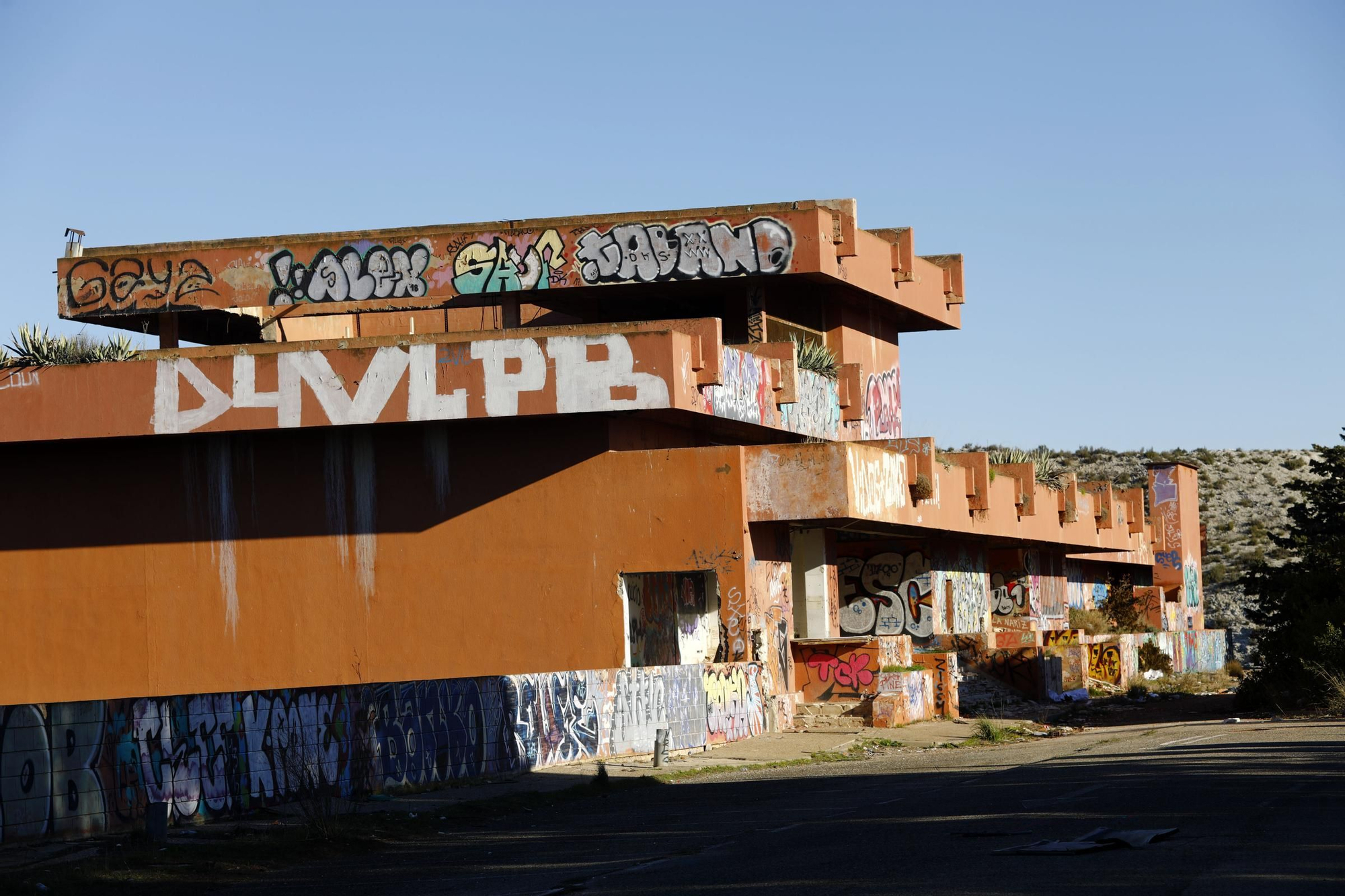 Así se encuentra el abandonado casino Montesblancos, en Alfajarín
