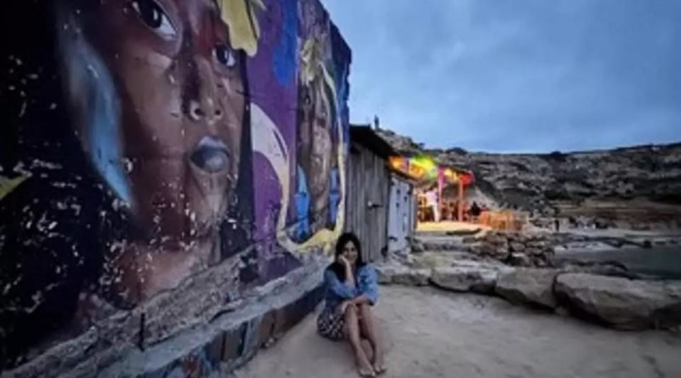 Begoña Villacís, en una playa de Ibiza al atardecer / J. Cañada