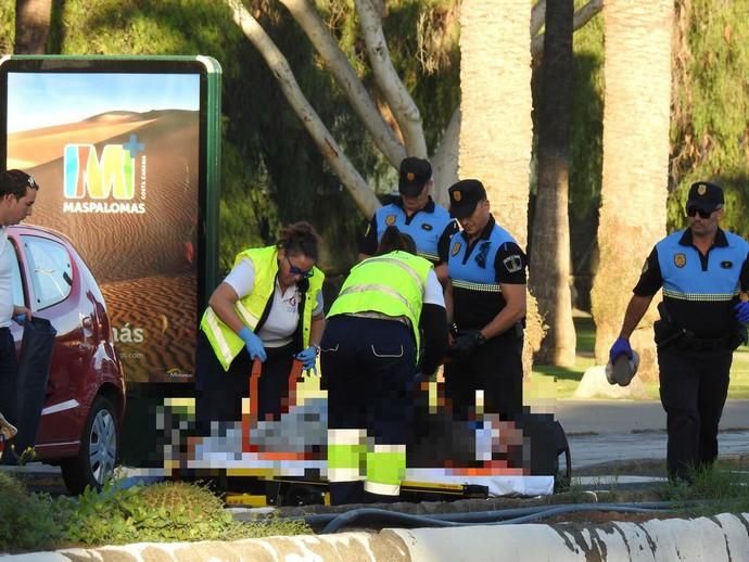 Dos heridos al atropellar una moto a un peatón en Maspalomas