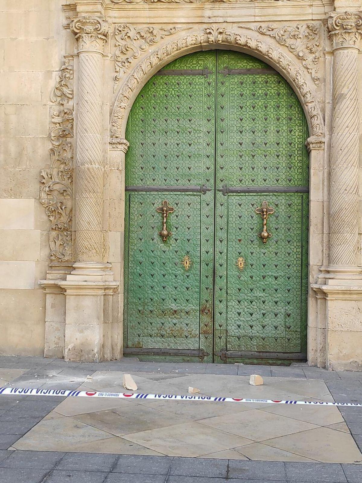 Caen tres fragmentos de la parte superior de la fachada del Ayuntamiento de Alicante