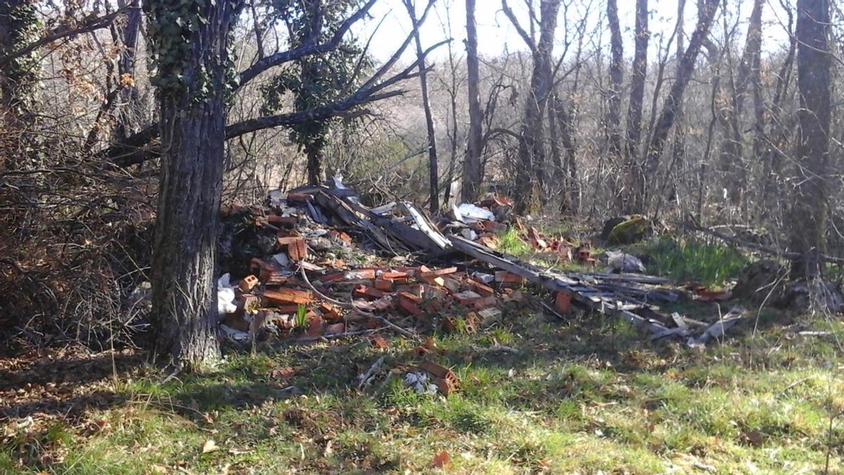 Escombros en el entorno del Lago de Sanabria.