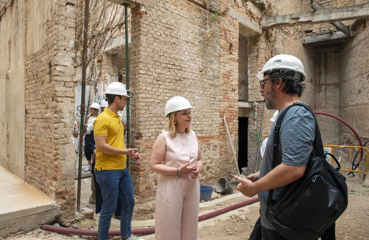 Natálica Enguix en una visita a las obras del Cine California de Castelló.