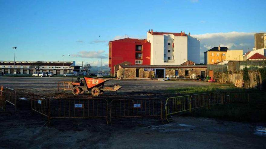 El Ayuntamiento de Vilagarcía quiere acondicionar la explanada de Vilaxoán, combinando aparcamiento y zona de esparcimiento.  // Iñaki Abella