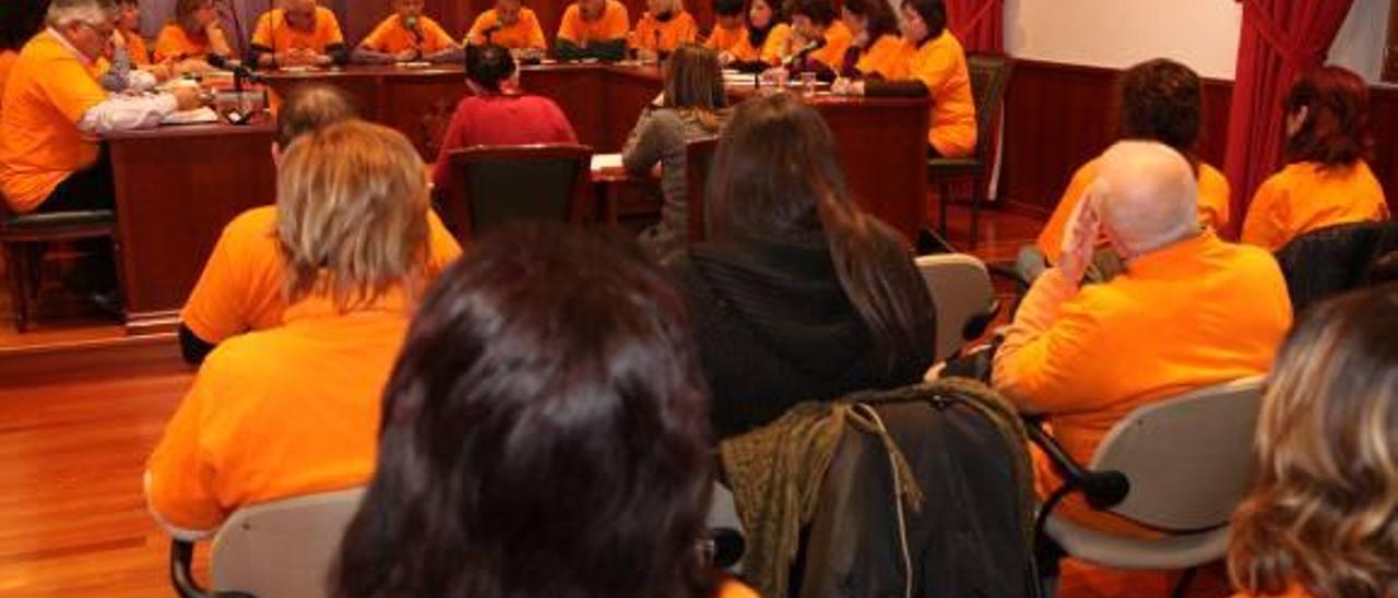 Los 17 concejales que conforman la corporación se vistieron de naranja en el pleno de anoche.