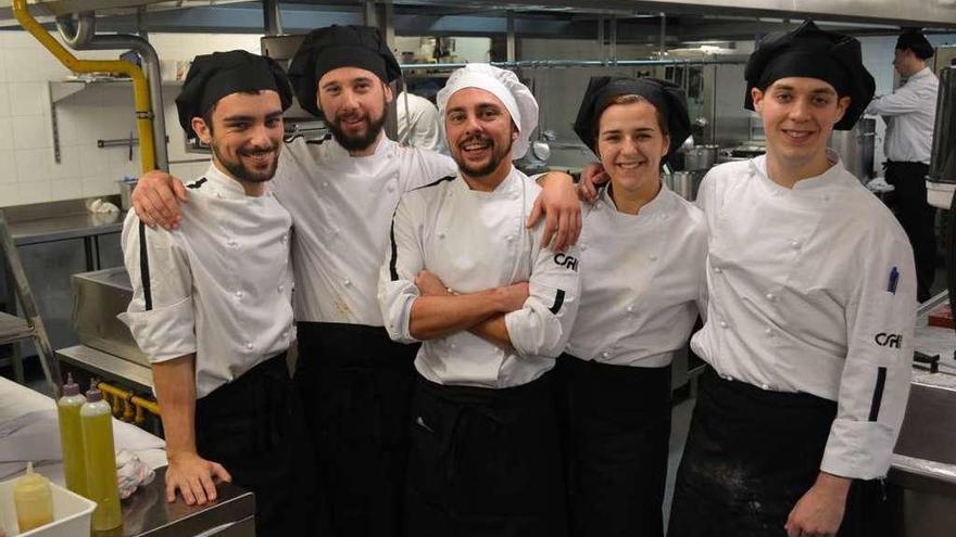 Jerónimo, Brais, Hugo, María y Óscar, estudiantes del CSHG, que estarán hoy en Salvaterra. // D.P.