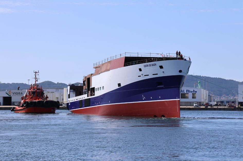 El "Odón de Buen" toca el agua en Vigo