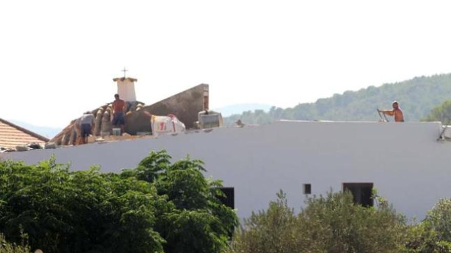 Aspecto de los trabajos en el tejado de la iglesia.