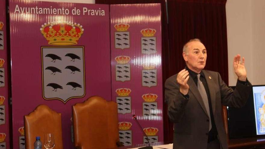 Carlos Martínez, ayer, durante la pieza de mimo que ofreció para abrir las fiestas del Cristo de Pravia.