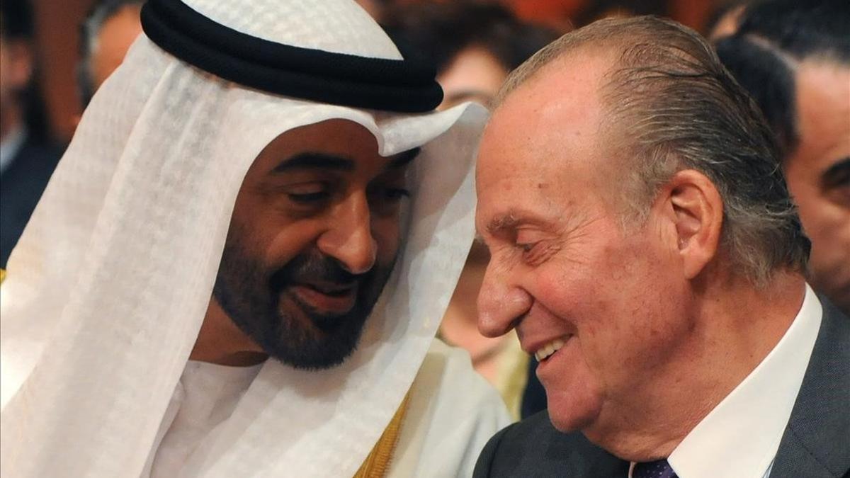 Mohammed bin Zayed Al Nahyan habla con Juan Carlos I, en el 2011.