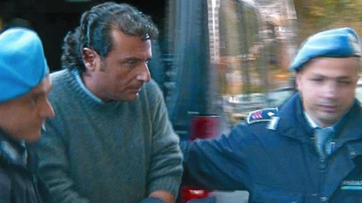 El capitán Francesco Schettino es conducido por dos policías tras declarar ante la jueza que investiga las causas del naufragio, ayer.