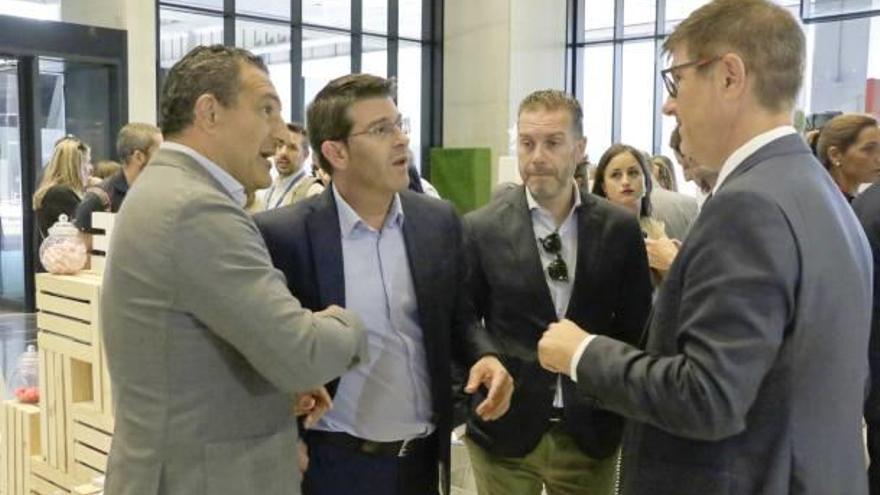 El alcalde, al centro, ayer durante su estancia en la feria internacional del textil para el hogar en Madrid.