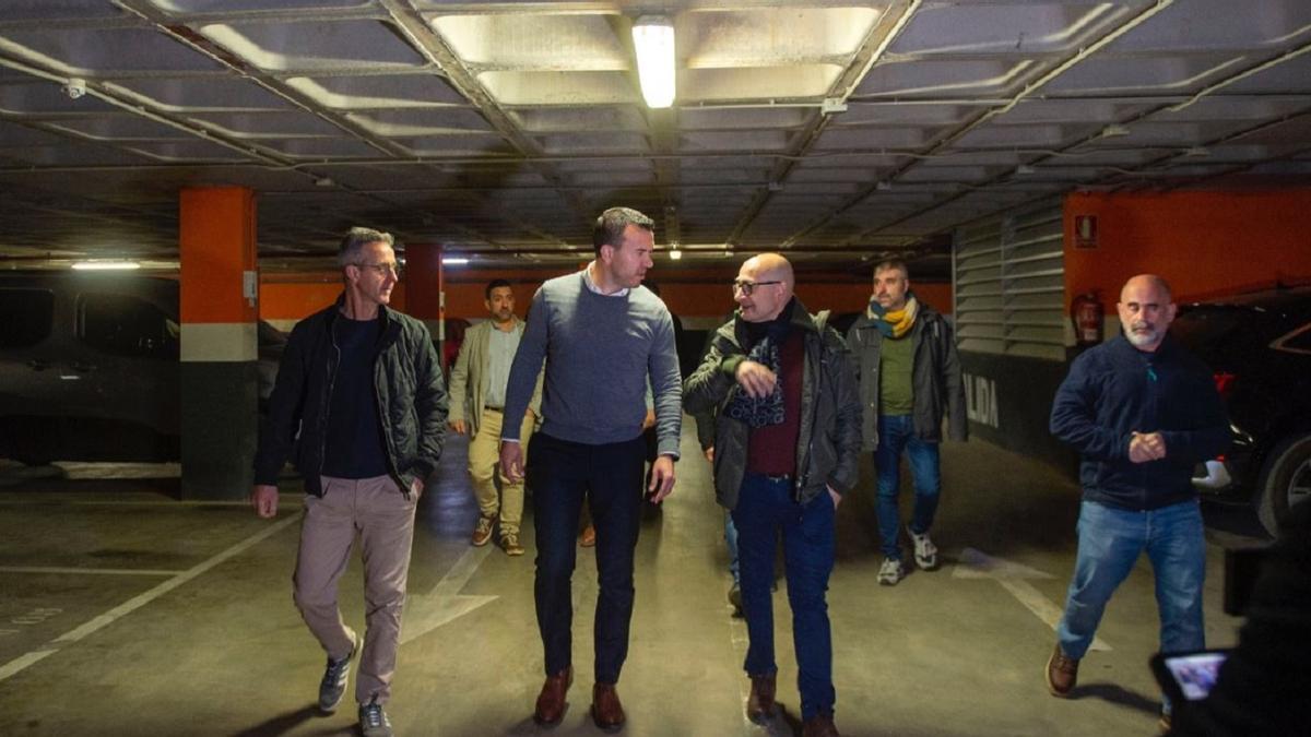 Vicent Mompó y Toni Saura durante la visita a Alaquàs este martes.