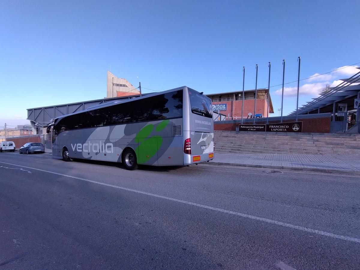 Un autobús camino al polideportivo.