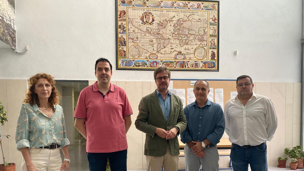 Diego Copé en la presentación del plan de confort térmico con la directiva del IES Inca Garcilaso en Montilla, uno de los centros beneficiados.