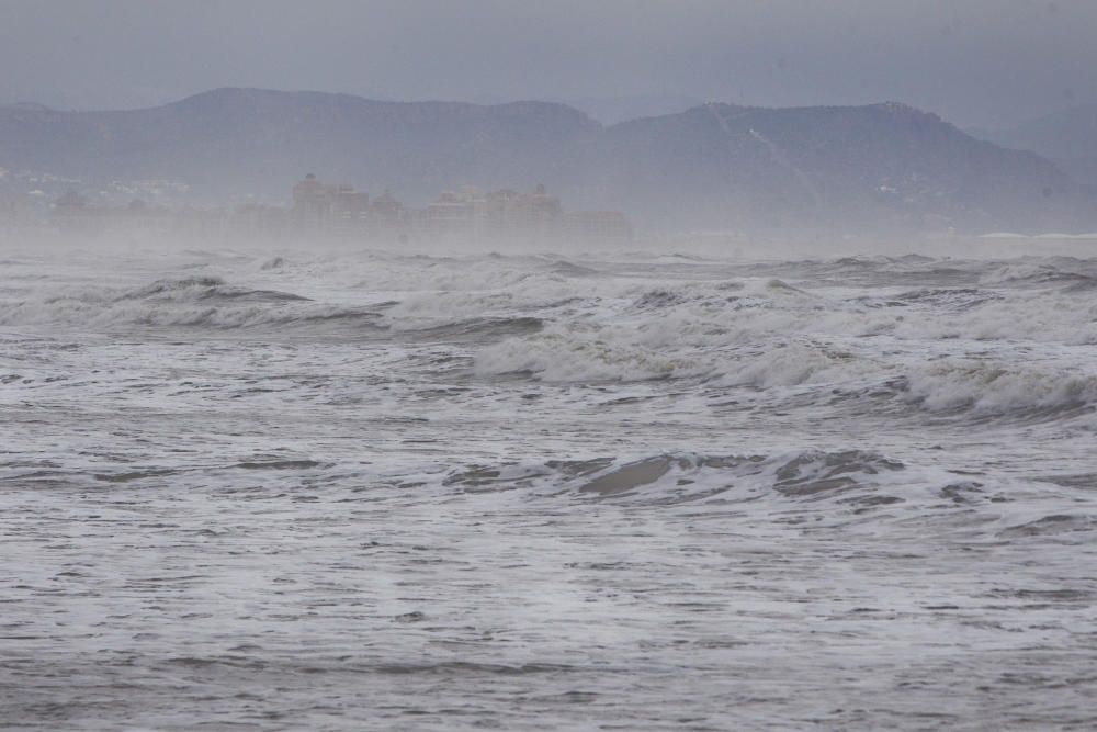 Las playas de la Malva-rosa, el Cabanyal y la Marina tras el temporal marítimo.