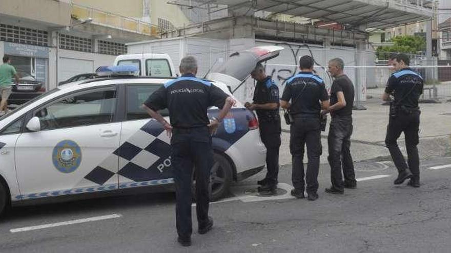 Policías, ayer, ante la gasolinera de Santa Cruz.