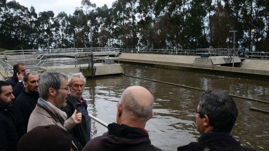 Una visita con técnicos de Aqualia, representantes del Concello y colectivos a la depuradora. // G.Núñez