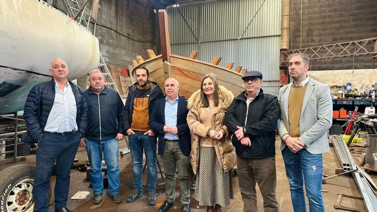 El diputado con otras autoridades y miembros de la asociación ante la dorna en restauración | FIRMA