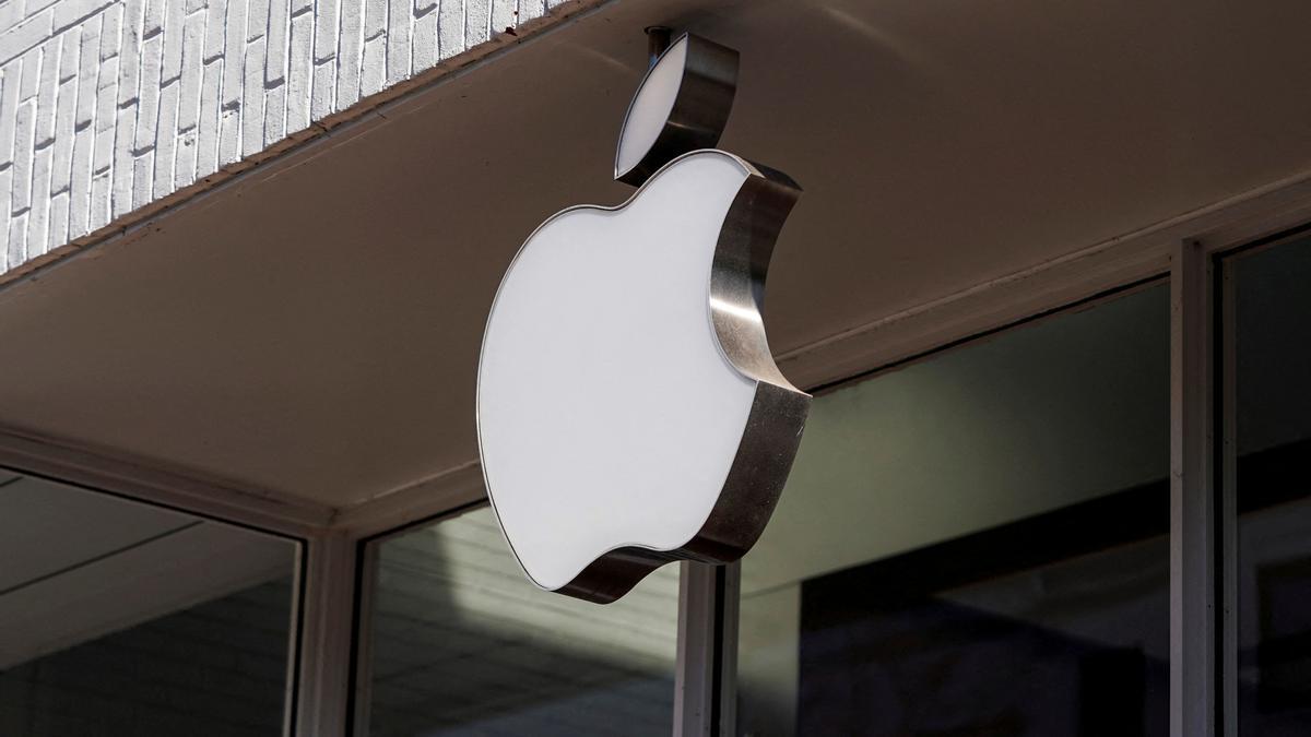 El logo de Apple en una tienda de Washington.
