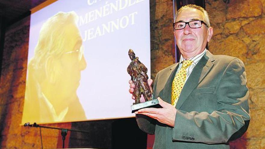 Carlos Menéndez Jeannot sostiene el premio «Martínez Torner», en el Auditorio.