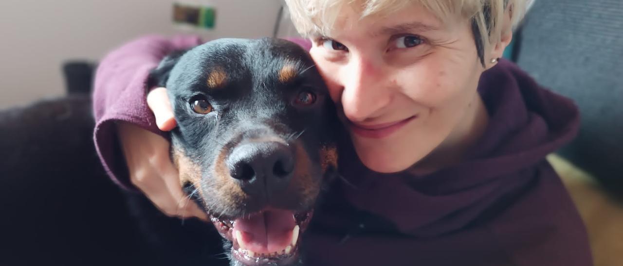 Agathe Sand, afectada de esclerosis múltiple, con un perro, una de sus &quot;pasiones&quot;.