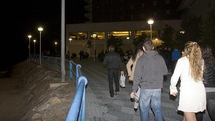 Cada fin de semana, el espigón del Puerto de Alicante se convierte en lugar de peregrinaje para cientos de jóvenes