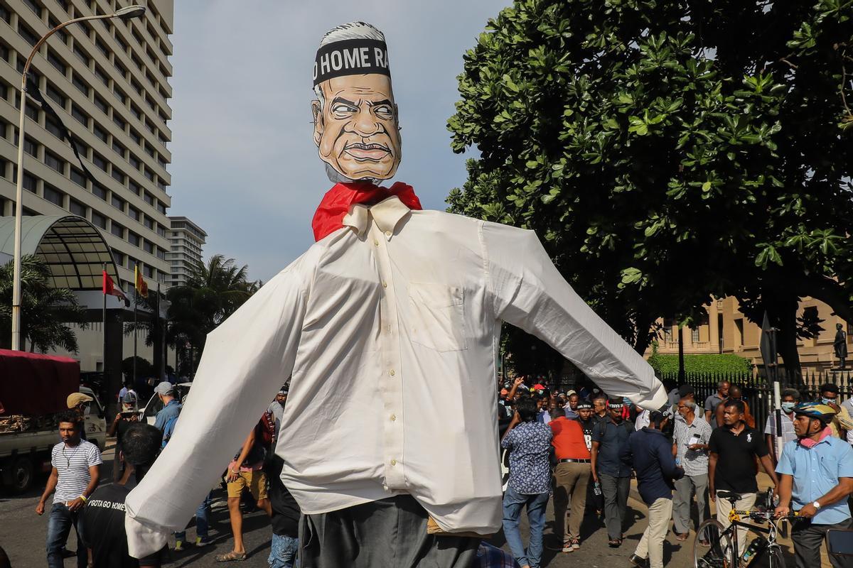 Estudiantes universitarios, activistas de la sociedad civil y miembros de sindicatos organizan una protesta contra Ranil Wickremesinghe, en Colombo, exigiendo su dimisión inmediata.