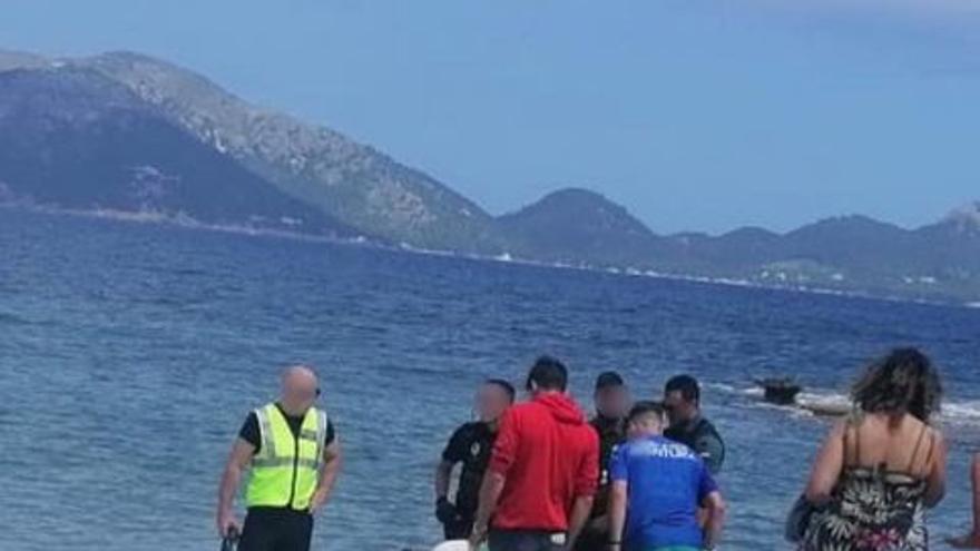 Asistencia al hombre rescatado hoy en la playa de s&#039;Illot, en Alcúdia.