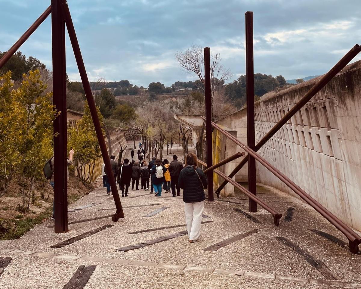 Arquitectes i participants del cicle de l’AADIPA recorren el Cementiri Nou d’Igualada aquest diumenge