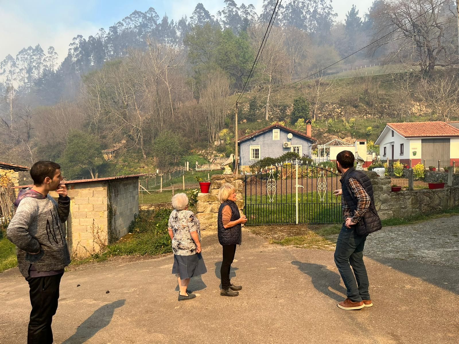 Segunda jornada en vilo por el fuego entre Piloña y Nava