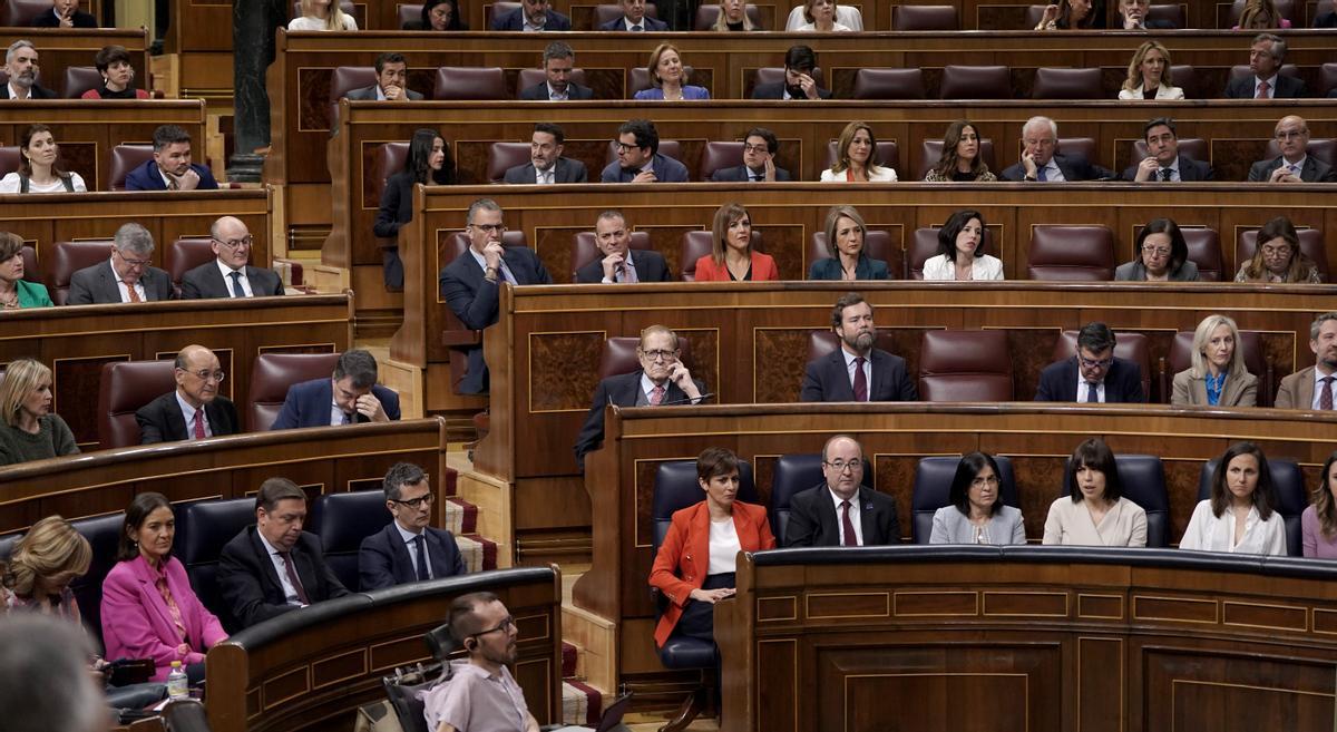 Diversos diputados en sus escaños del Congreso. José Luis Roca