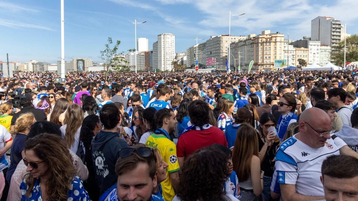 Pantalla gigante durante el Dépor-Barcelona B en la explanada de Riazor.