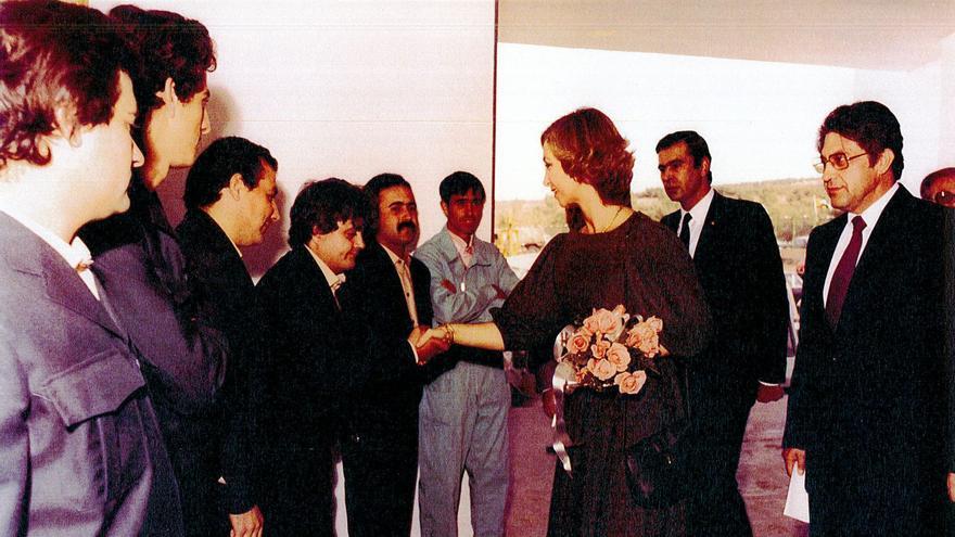 En diciembre de 1981, la Reina Sofía visitó las instalaciones de Promi en Cabra.
