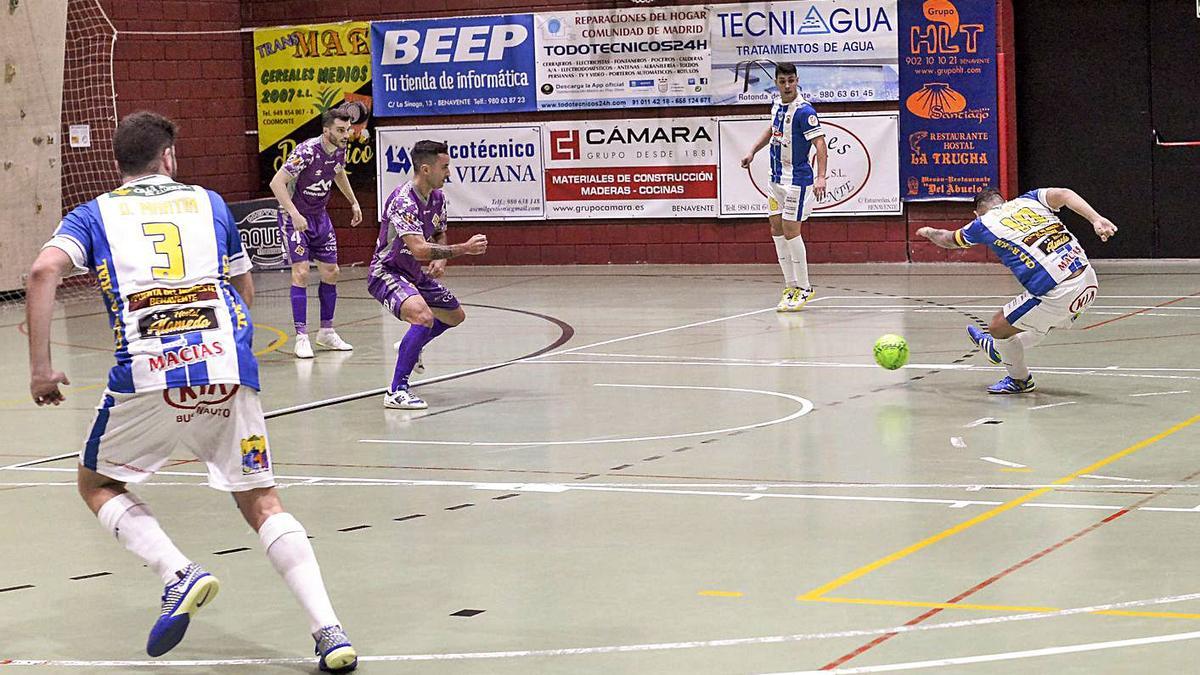 Un ataque del Atlético Benavente en el partido jugado ayer a puerta cerrada en La Rosaleda. / D.S.