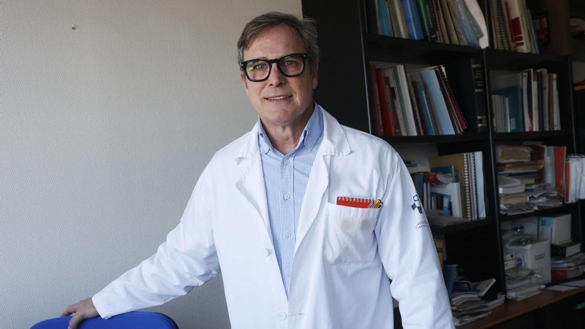 Guillermo Carreño, ayer, en su despacho del Hospital Universitario San Agustín.