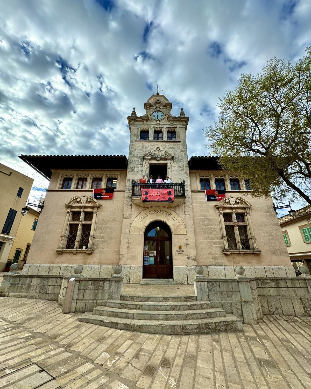 El Ajuntament de Alcúdia ha colgado las banderas del Mallorca en la fachada del consistorio.
