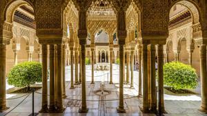 El Patio de los Leones, uno de los puntos más famosos de la Alhambra.