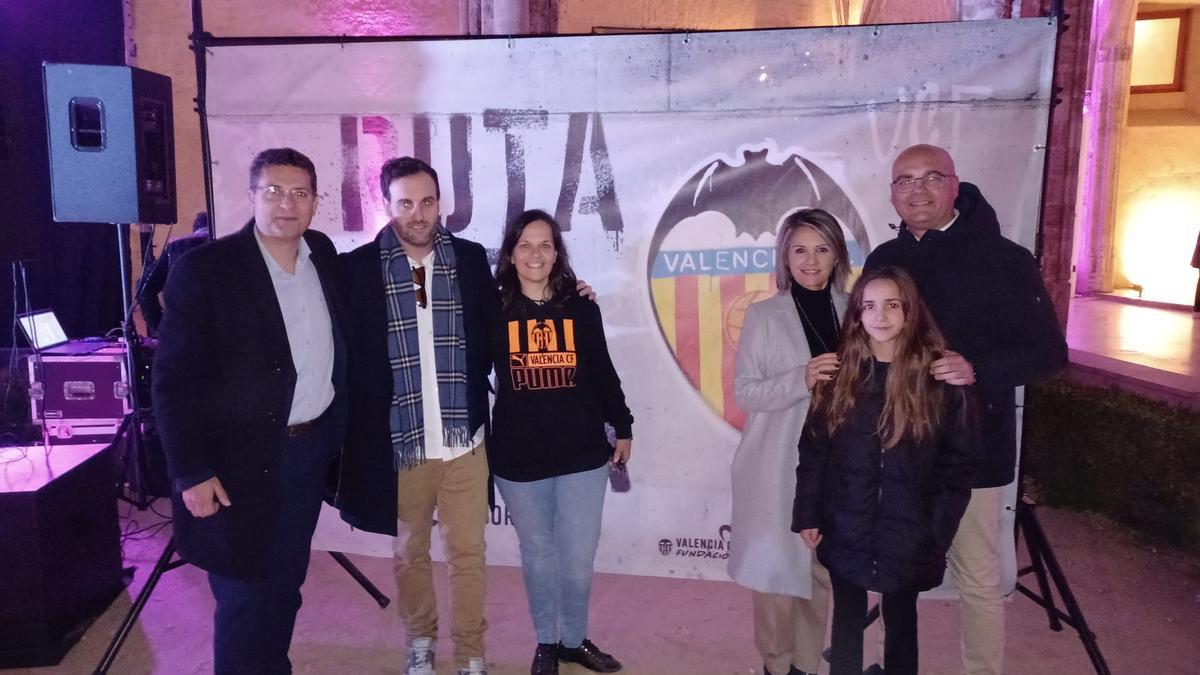 Representantes de Alfafar con el mural de la ruta del Valencia CF