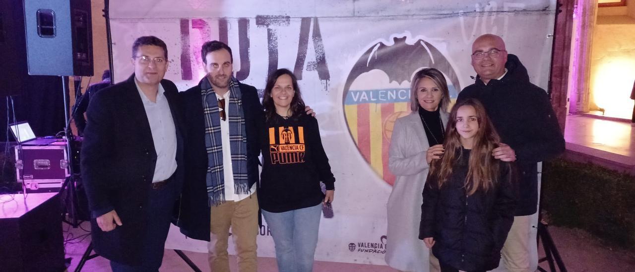 Representants d&#039;Alfafar amb el mural de la ruta del València CF