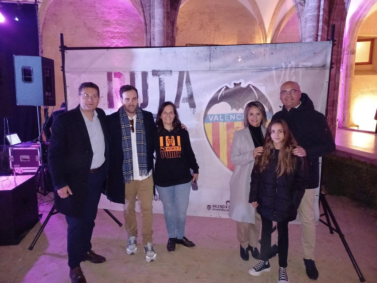 Representants d'Alfafar amb el mural de la ruta del València CF
