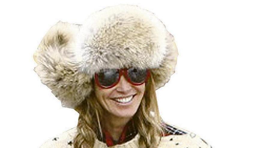 Elle McPherson, con gorro de zorro y suéter de ciervos.