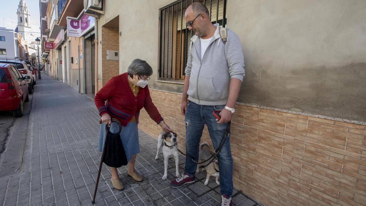 Dos vecinos en las calles de Cheste horas antes de que comience el mundial