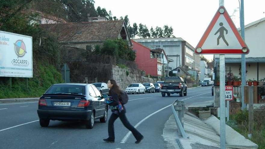 Zona de la carretera N-550 en el acceso a Redondela, en O Muro, donde se instalarán los semáforos.  // FdV