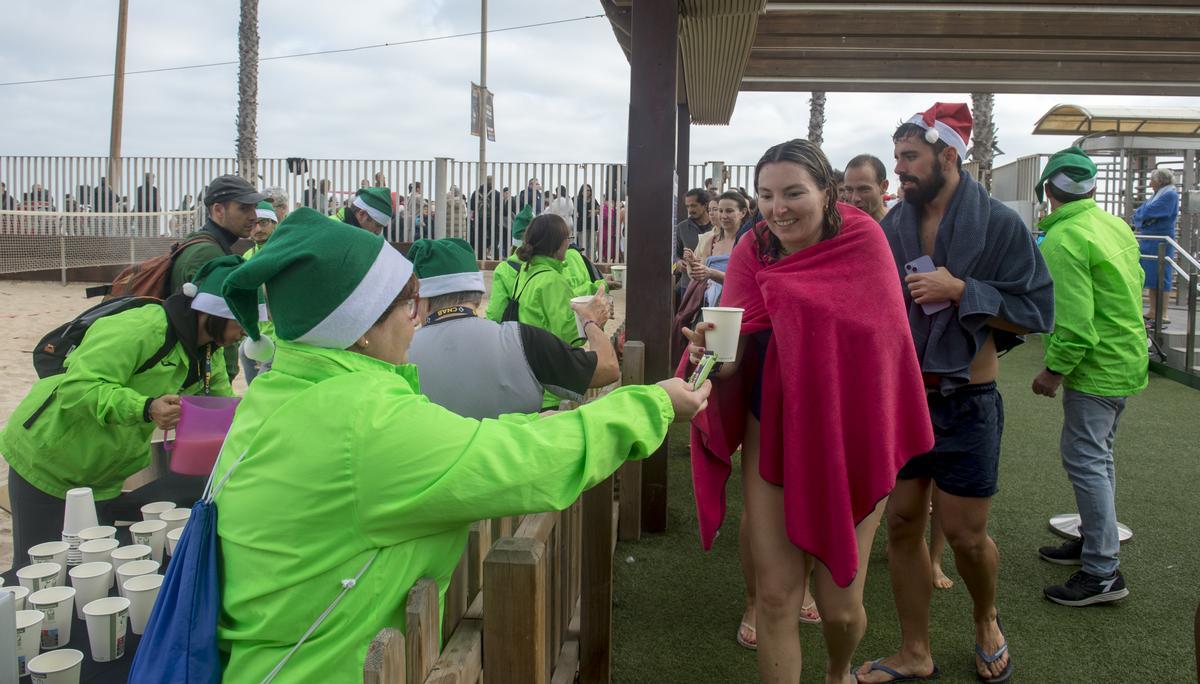 Primer baño del año en la playa de la Barceloneta